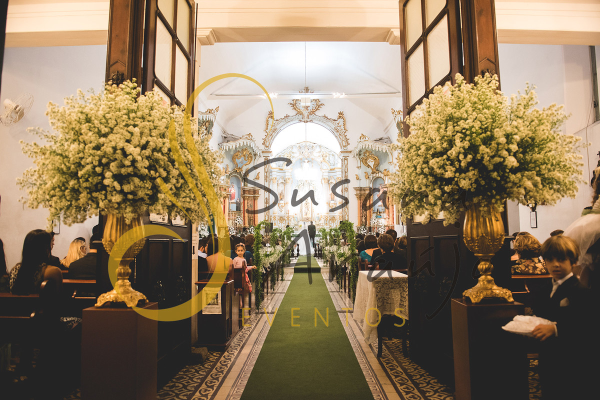 Casamento cerimônia Igreja da Matriz NªSra da Imaculada Conceição decoração branca flores chuva de prata passadeira verde suportes de ferro