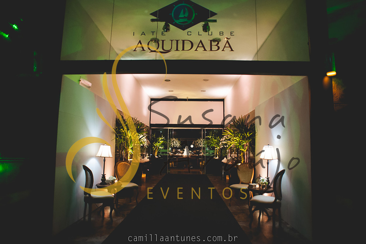 Casamento Clube Aquidaba Angra Decoração floral flores brancas entrada aparador bem casado cafe arranjos grandes carpete verde musgo passadeira