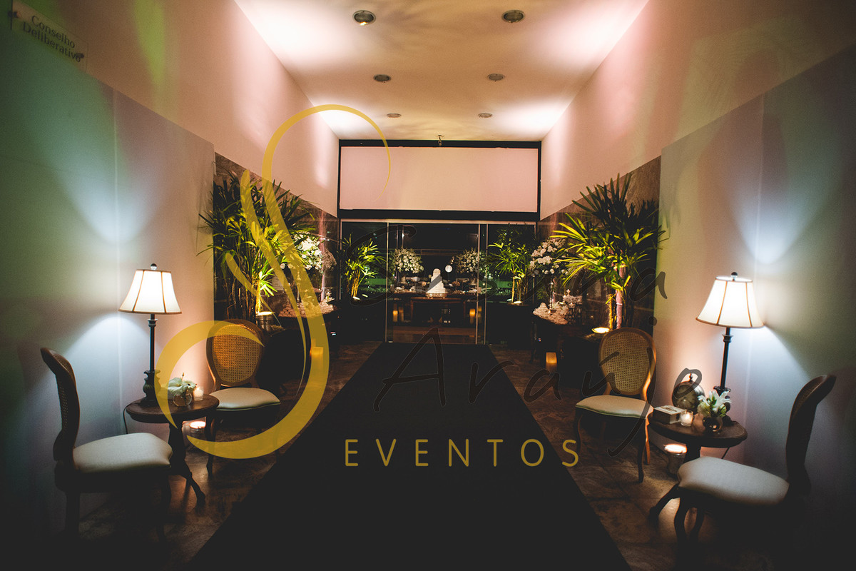 Casamento Clube Aquidaba Angra Decoração floral flores brancas entrada aparador bem casado cafe arranjos grandes carpete verde musgo passadeira