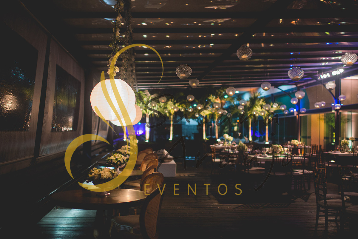 Casamento Clube Aquidaba Angra Decoração floral flores brancas mesas alternativas centro arranjinhos flores brancas redonda varanda velas suspensas bico de jaca plantas decorativas