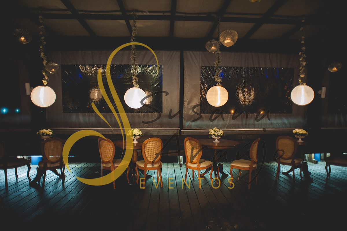 Casamento Clube Aquidaba Angra Decoração floral flores brancas mesas alternativas centro arranjinhos flores brancas redonda varanda luminaria lanterna japonesa