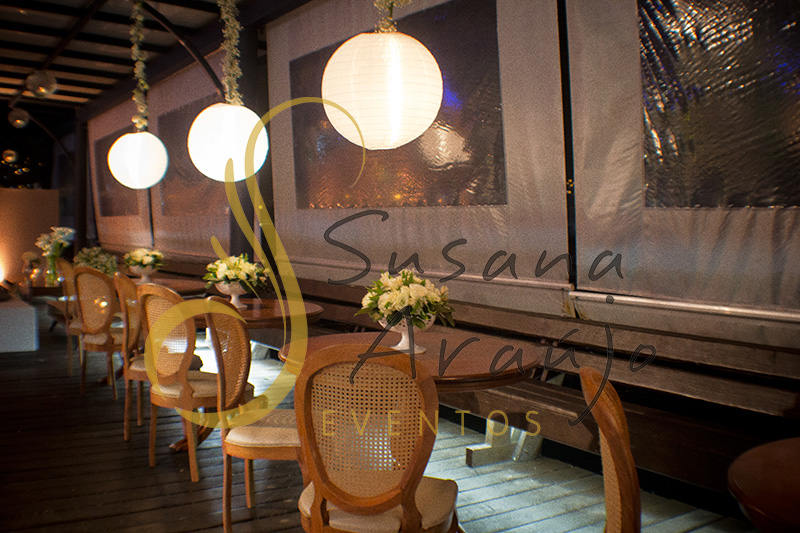 Casamento Clube Aquidaba Angra dos Reis Decoração floral flores brancas copo de leite mesa de centro de lounge varanda luminaria lanterna japonesa