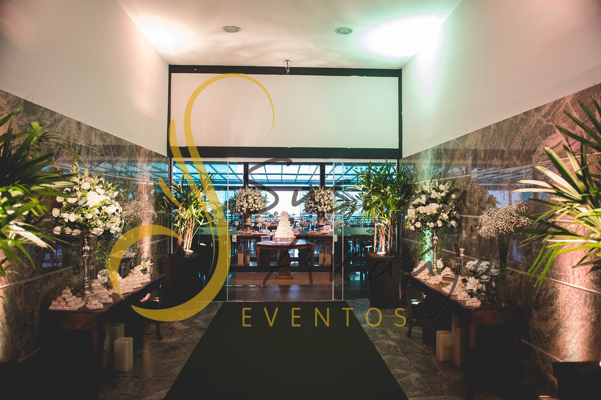 Casamento Clube Aquidaba Angra Decoração floral flores brancas entrada aparador bem casado cafe arranjos grandes carpete verde musgo passadeira