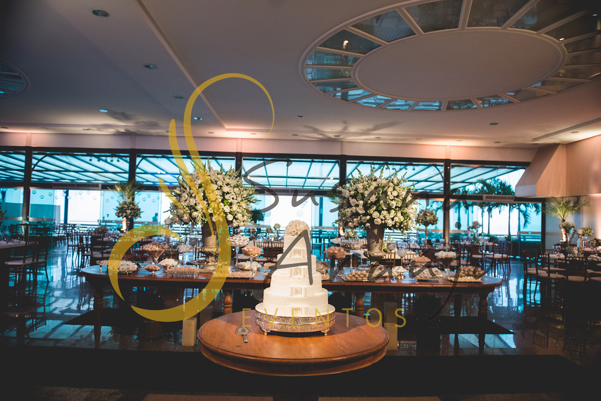 Casamento Clube Aquidaba Angra Decoração floral flores brancas mesa bolo doces arranjos altos grandes tradicionais decorativos flores brancas mesa inglesa oval