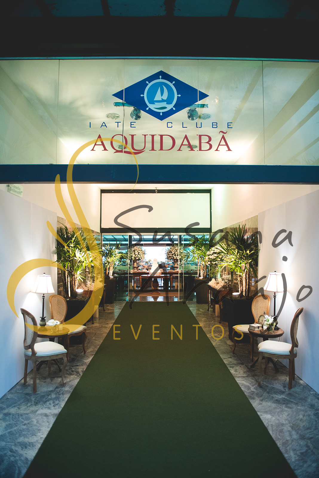 Casamento Clube Aquidaba Angra Decoração floral flores brancas entrada aparador bem casado cafe arranjos grandes carpete verde musgo passadeira