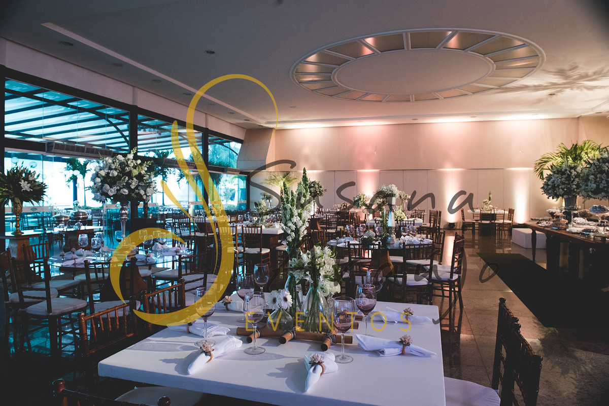 Casamento Clube Aquidaba Angra Decoração floral flores brancas mesa convidados centro arranjos composição flores brancas mesa quadrada branca