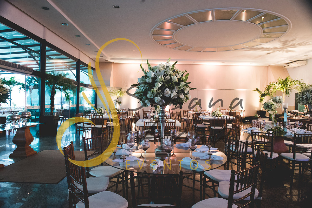 Casamento Clube Aquidaba Angra Decoração floral flores brancas mesa convidados centro arranjo alto flores brancas mesa redonda vidro