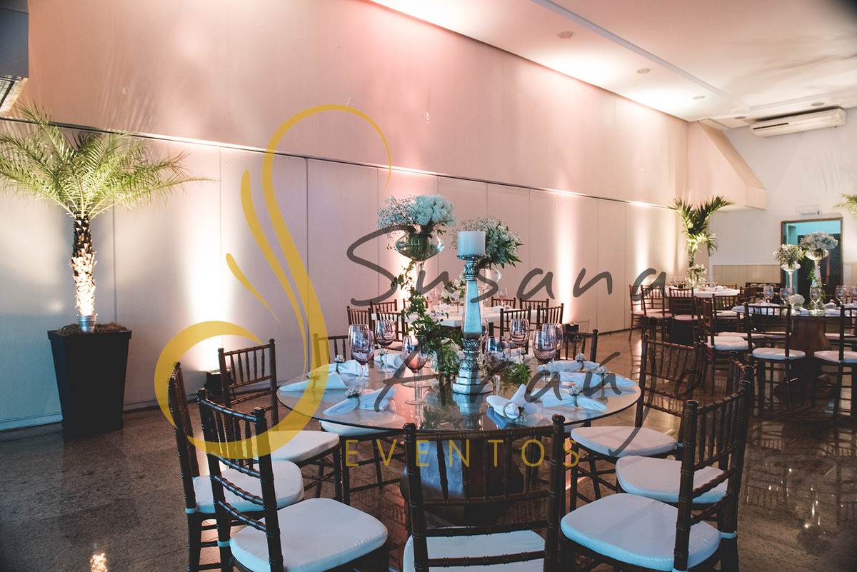 Casamento Clube Aquidaba Angra Decoração floral flores brancas mesa convidados centro composição flores brancas mesa redonda vidro