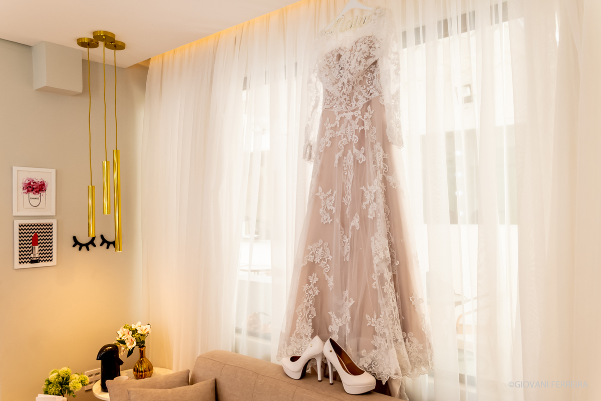 VESTIDO E SAPATO DA NOIVA 
