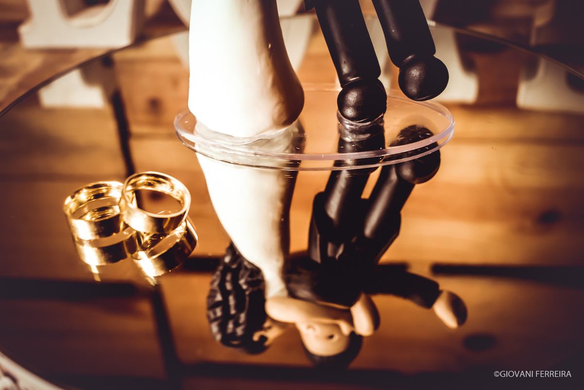 TOPO DE BOLO E ALIANÇA DOS NOIVOS 