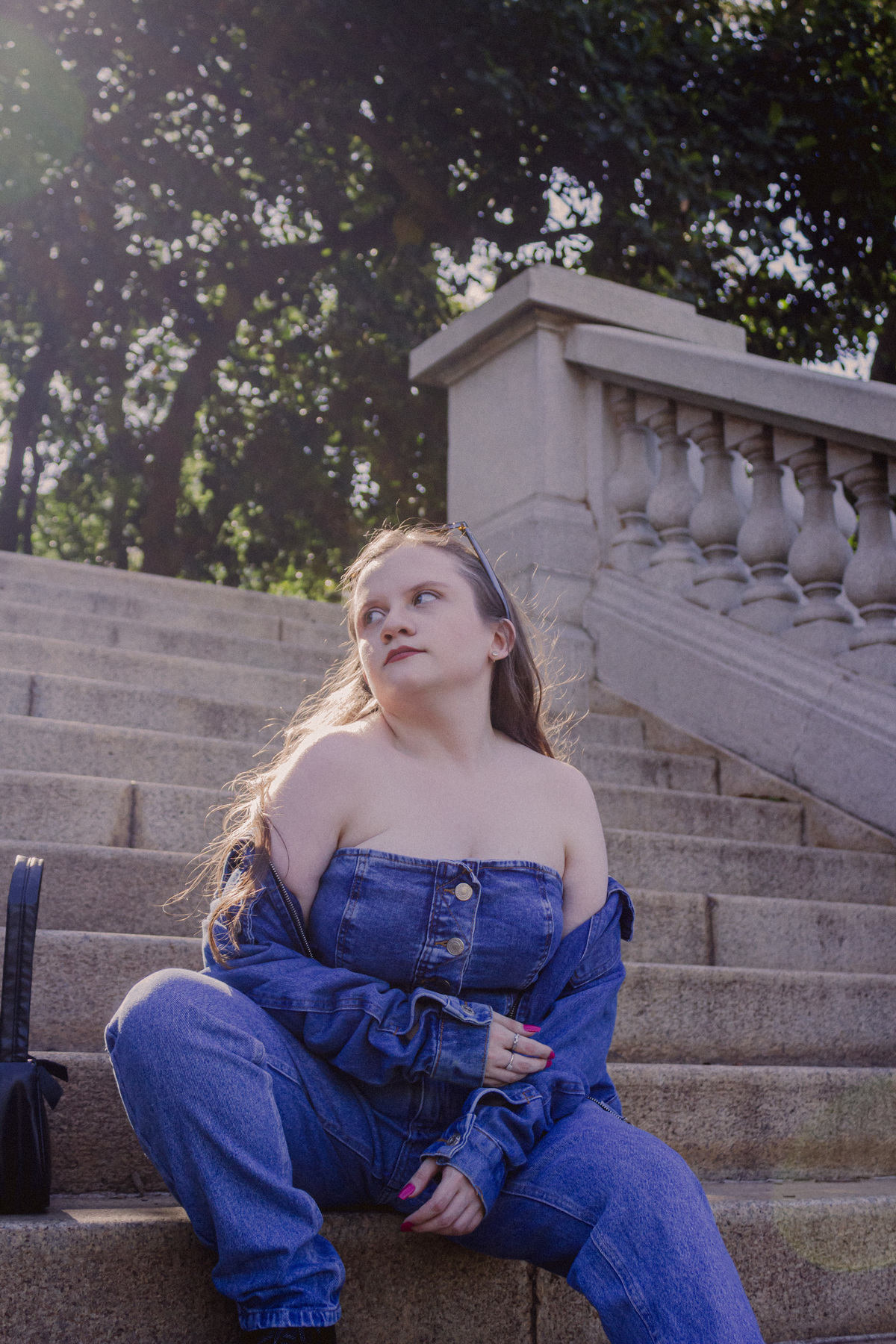 menina olhando para o lado com roupa jeans, ensaio realizado no museu do ipiranga
