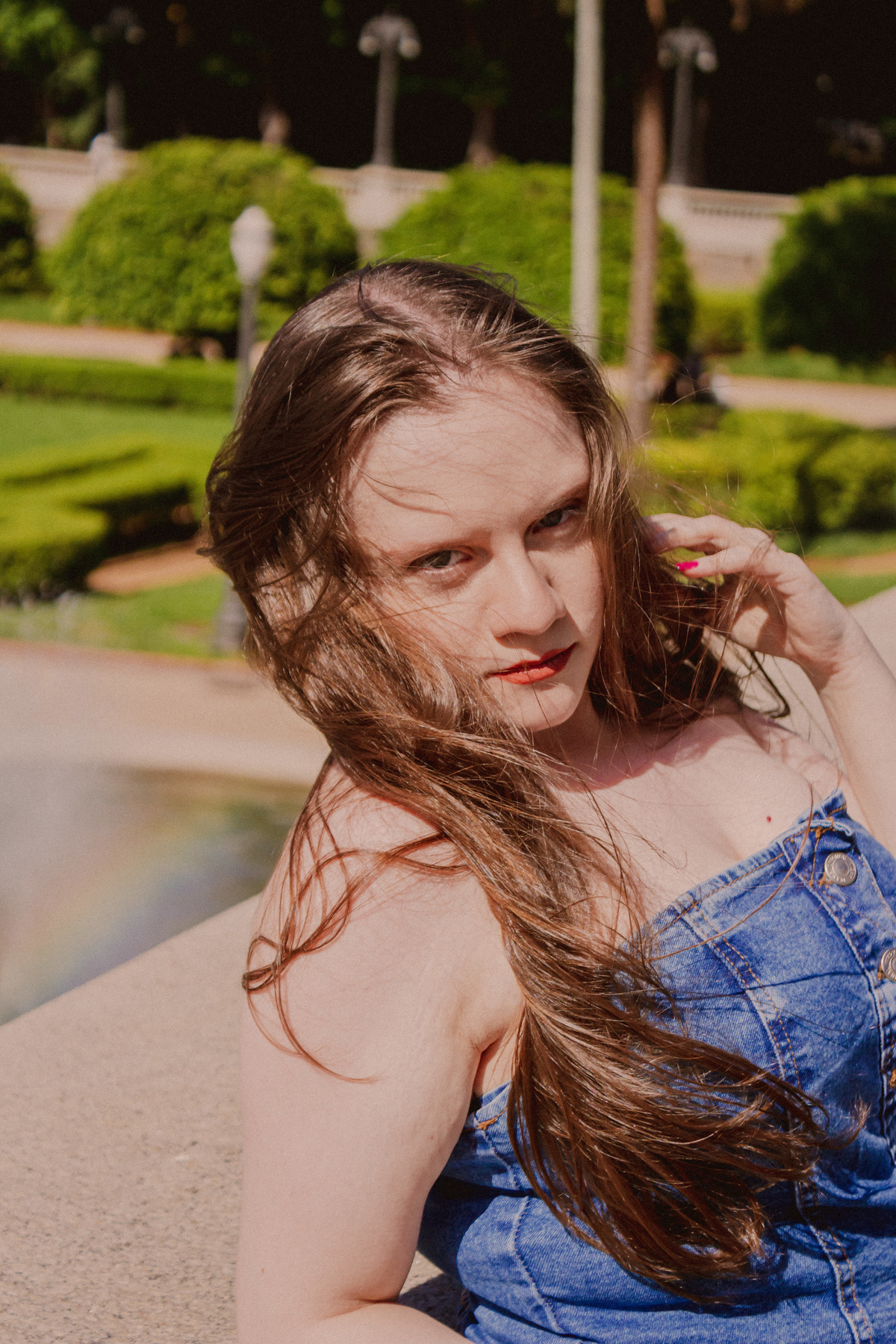 menina olhando, com arco íris, com roupa jeans, ensaio realizado no museu do ipiranga