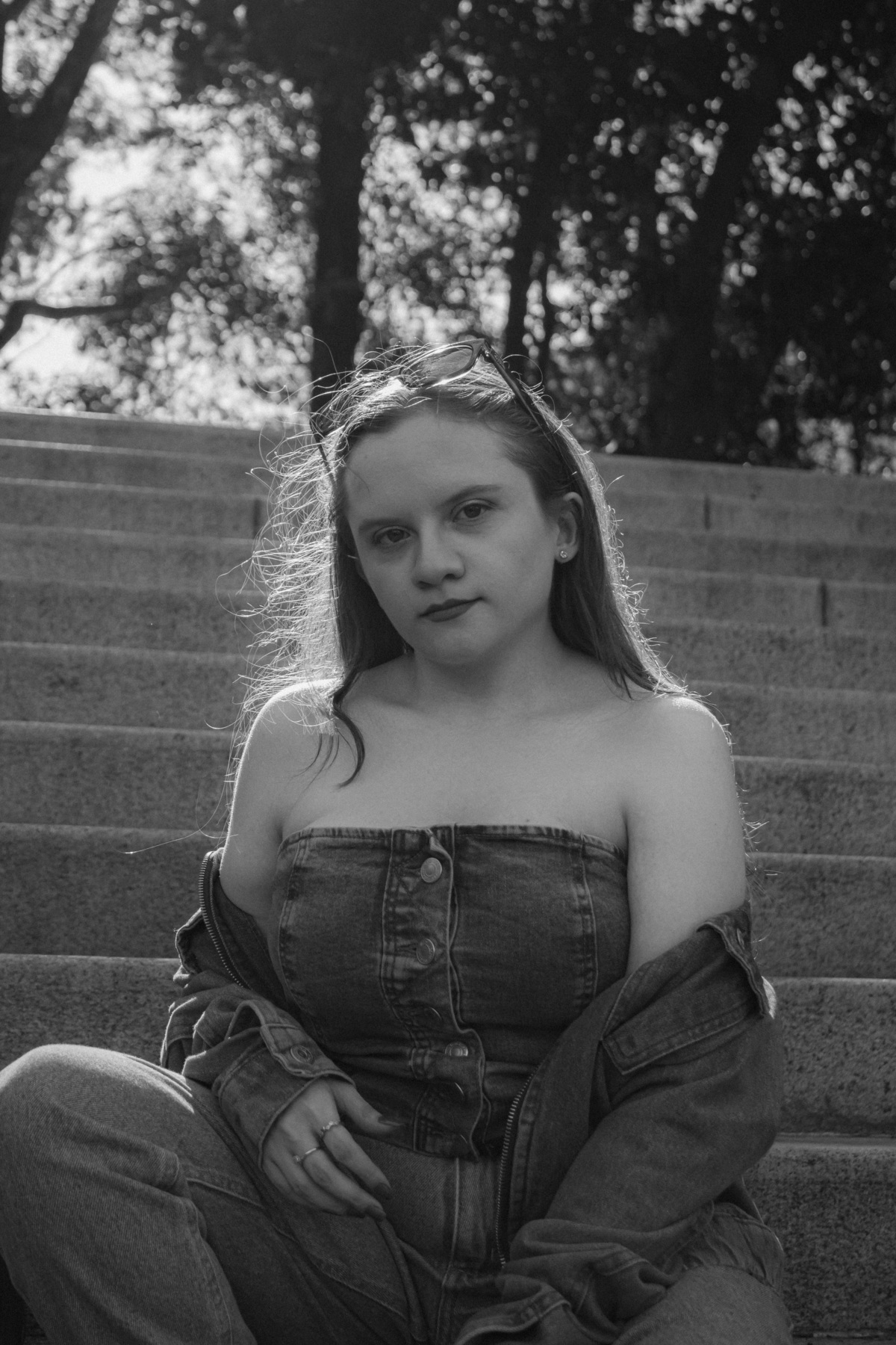 menina olhando com roupa jeans, ensaio realizado no museu do ipiranga