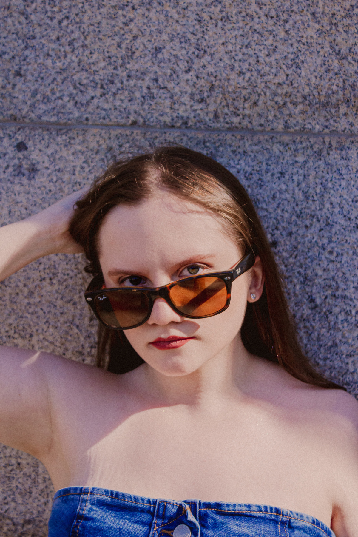 menina olhando de óculos escuro com roupa jeans, ensaio realizado no museu do ipiranga