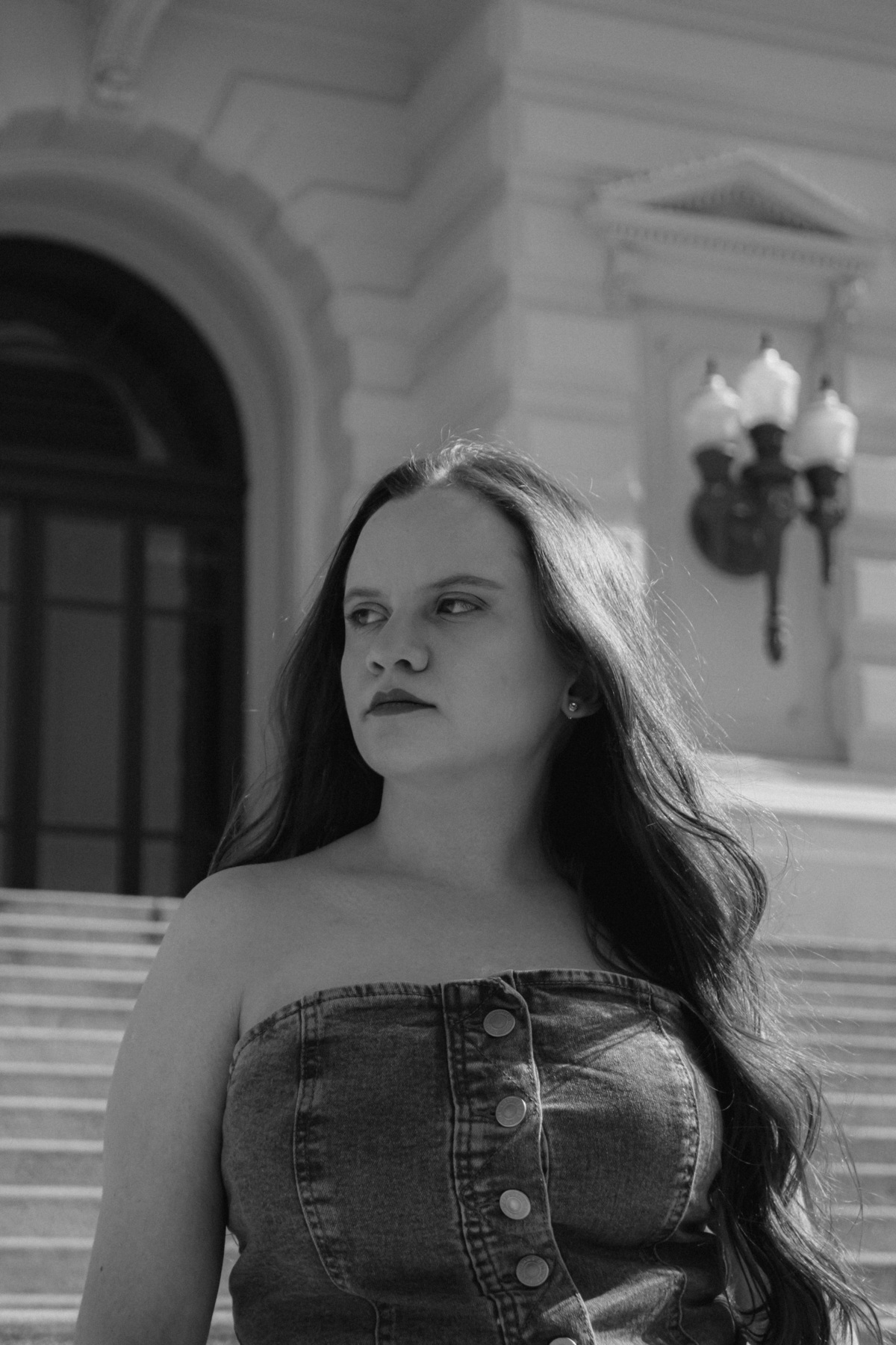 menina olhando com roupa jeans, ensaio realizado no museu do ipiranga