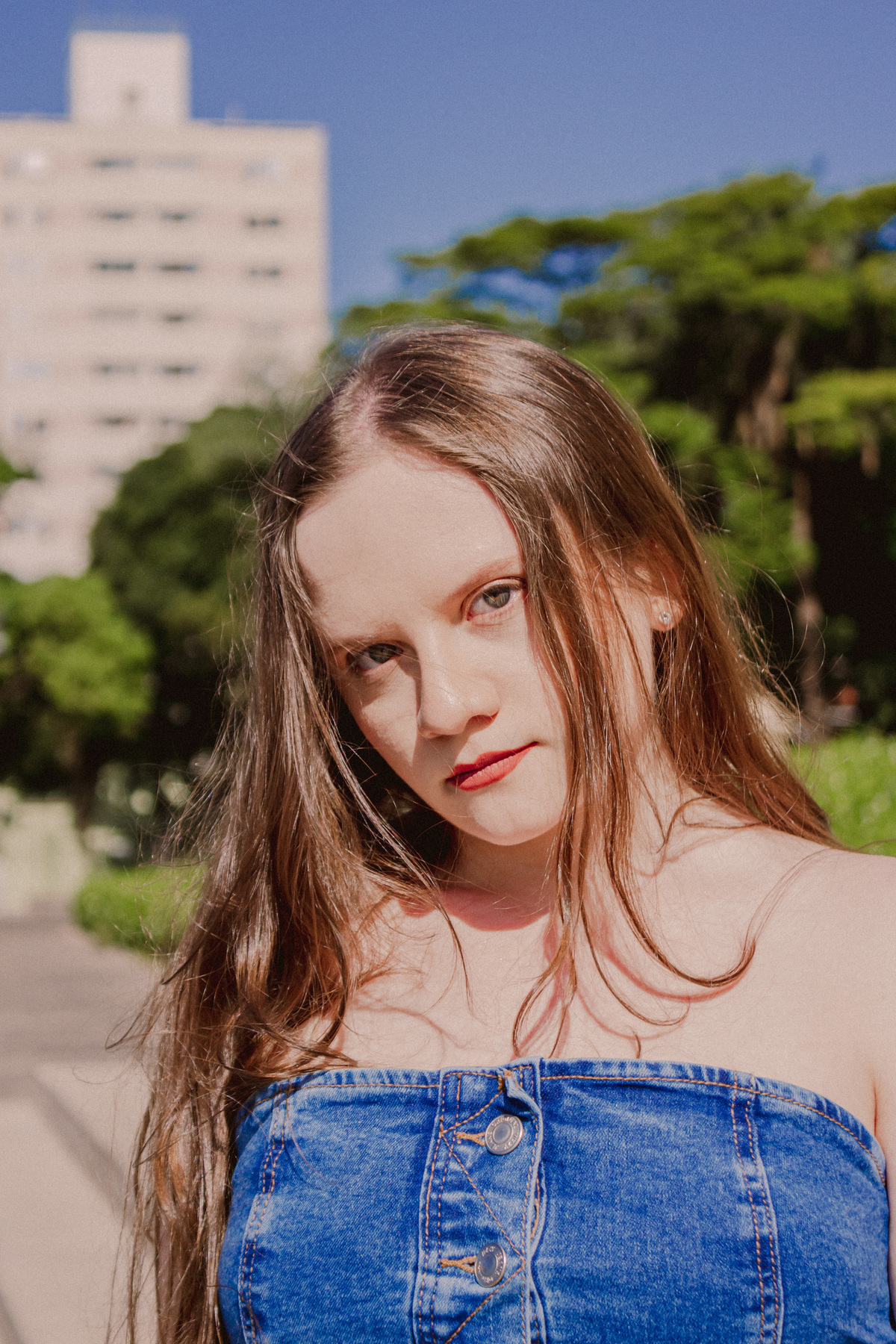 menina olhando, com arco íris, com roupa jeans, ensaio realizado no museu do ipiranga