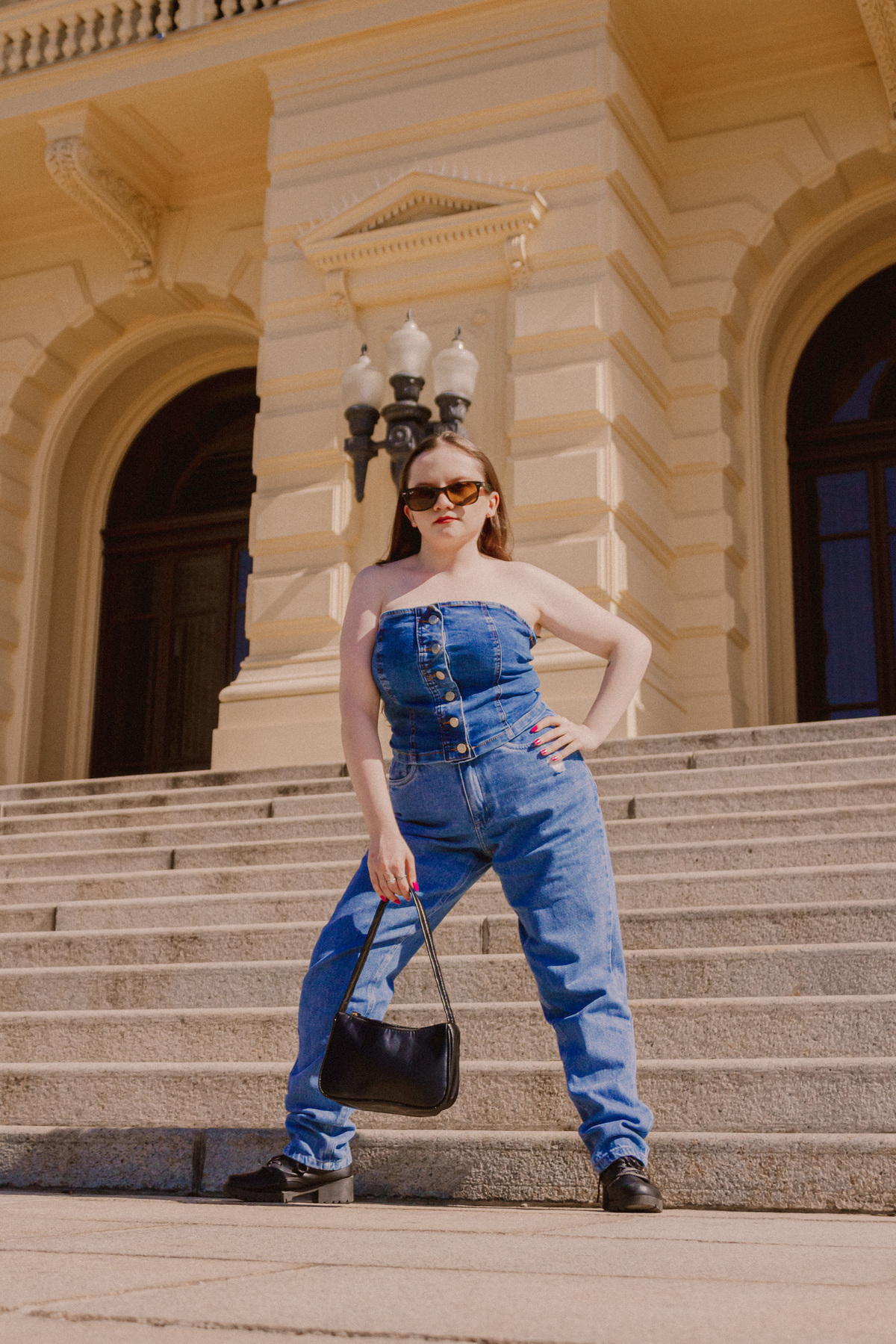 menina olhando de óculos escuro com roupa jeans, ensaio realizado no museu do ipiranga