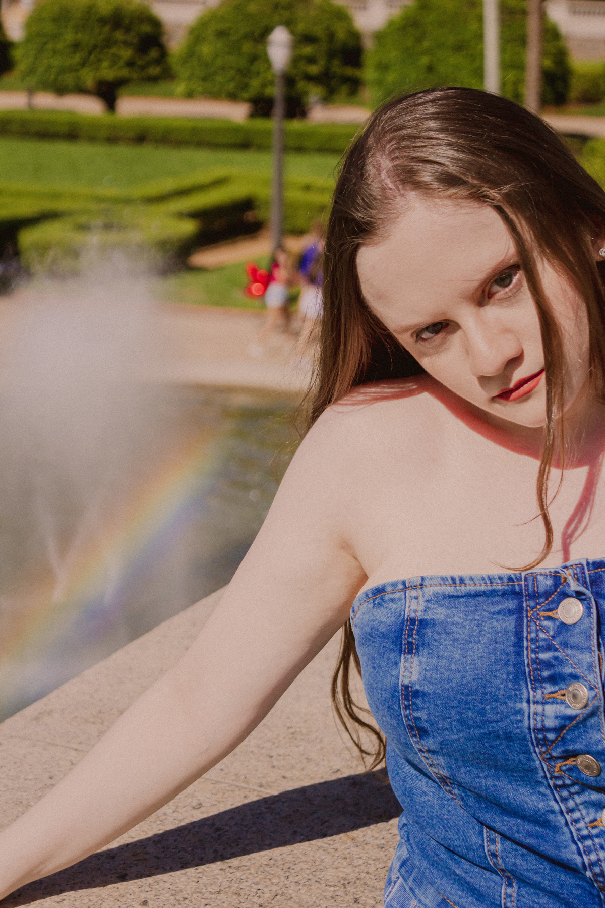 menina olhando, com arco íris, com roupa jeans, ensaio realizado no museu do ipiranga