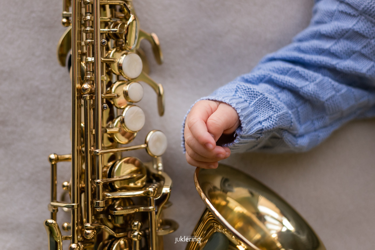 detalhes instrumento musical mão de bebÊ