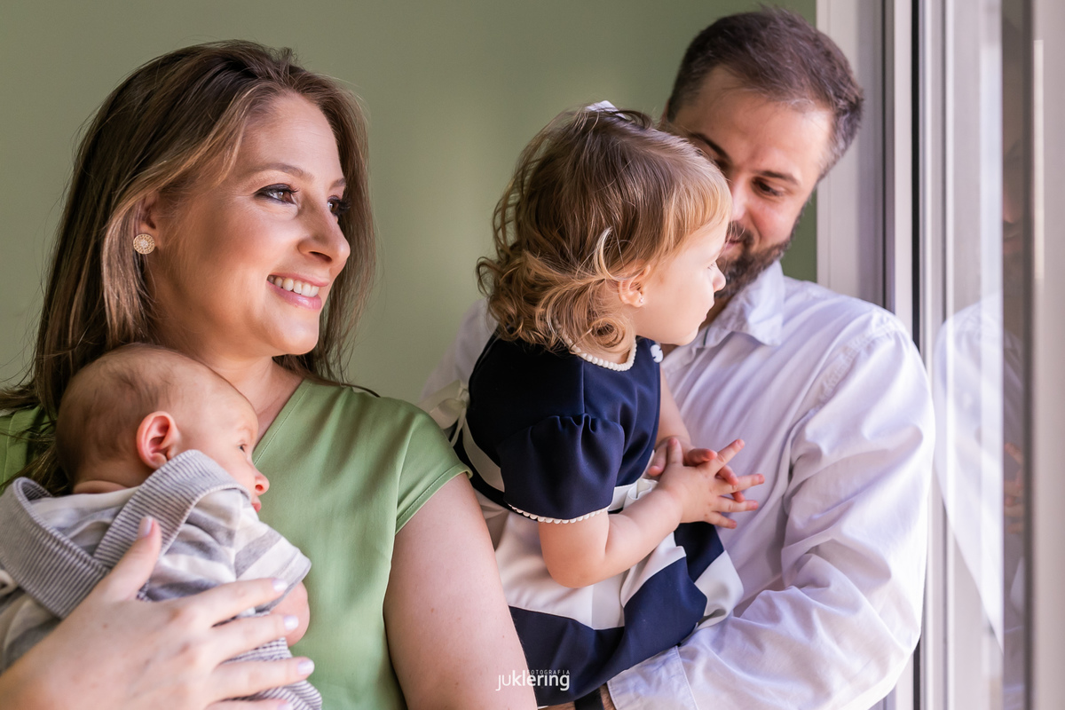 pais e filhos na janela