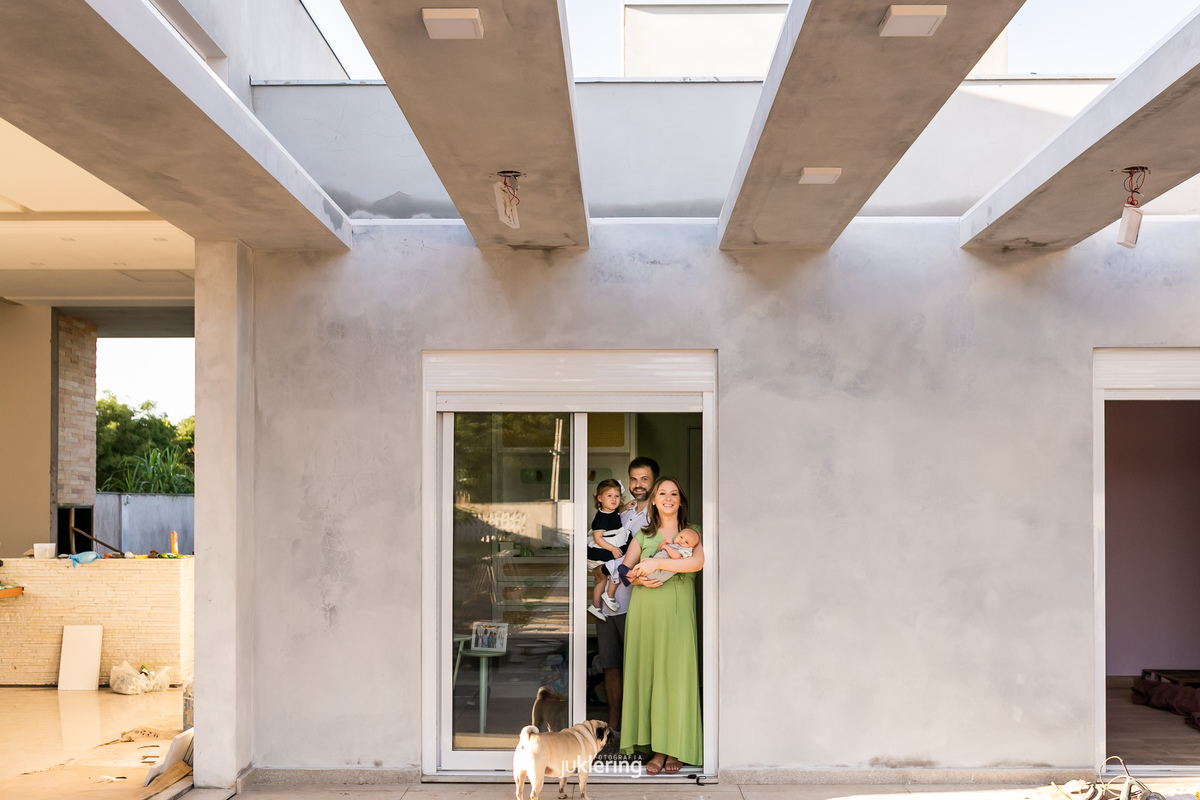 pais e filhos na casa