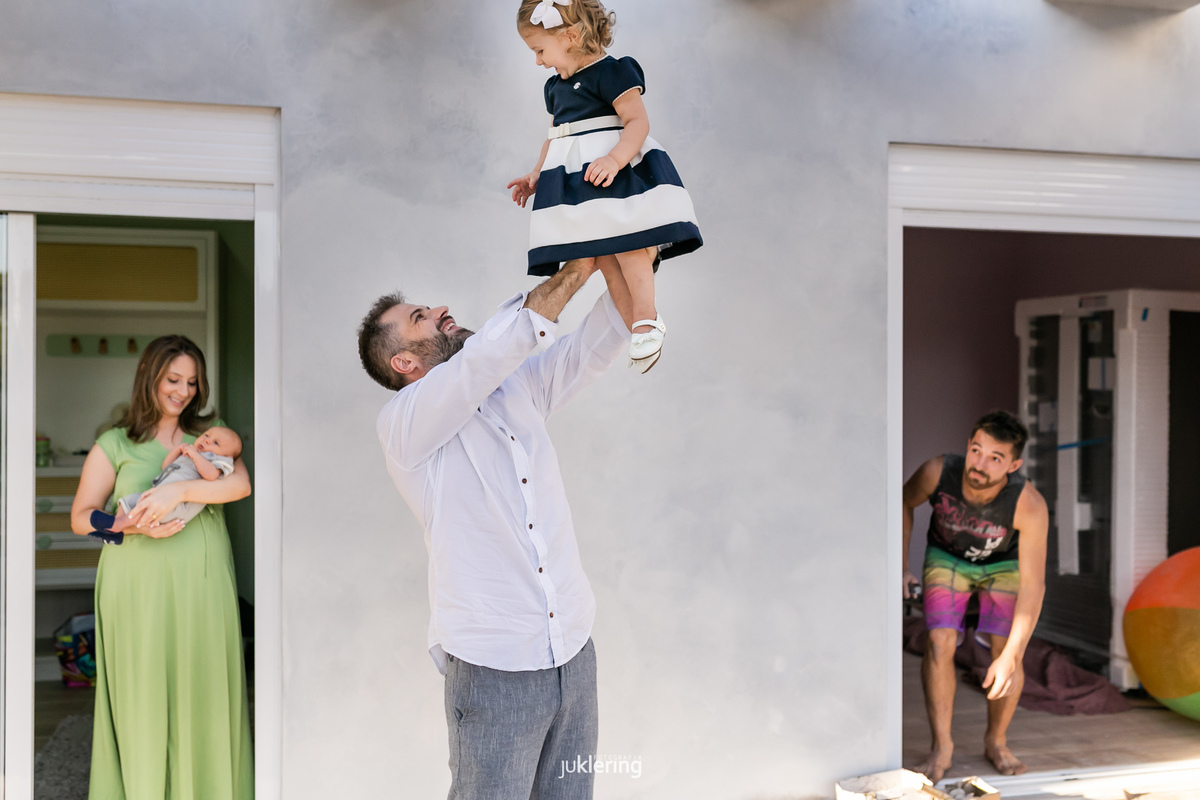 pais e filhos na casa