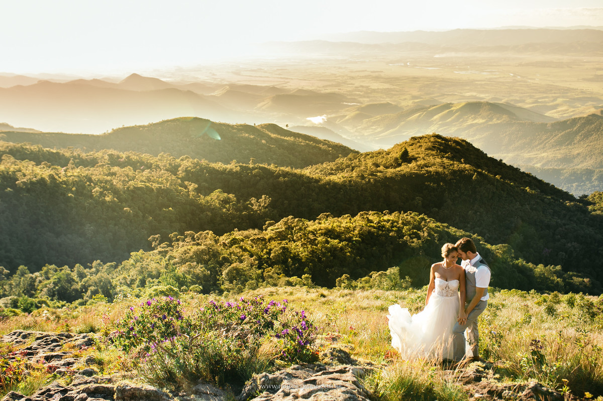 Casamento;noiva;noivo;SãoPaulo;ar livre;decoração;assessoria;rústico;padrinhos, madrinhas;fotógrafo;fotografia;wedding;fotos;espaço;buffet;banda;fornecedores;campos do jordão; camposdojordao; ensaio; prewedding; trashthedress;por-do-sol;