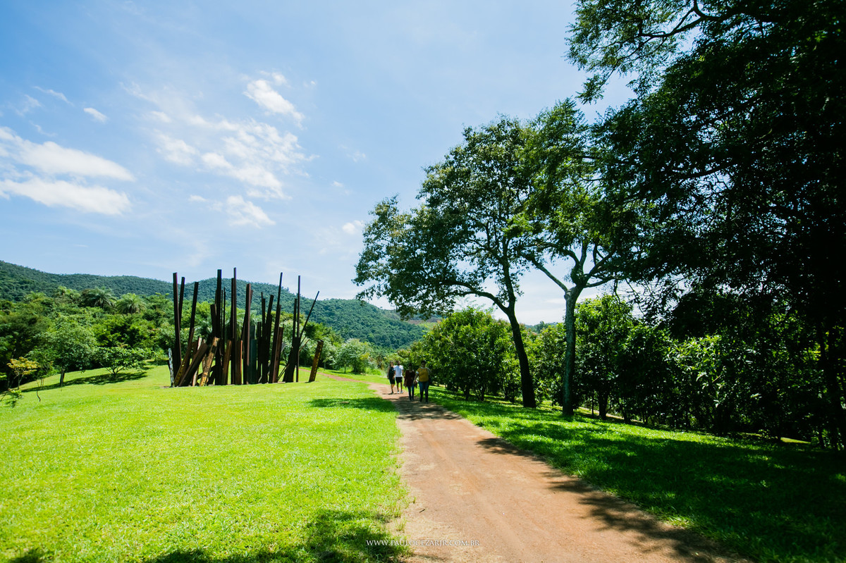 Casamento;noiva;noivo;SãoPaulo;ar livre;decoração;assessoria;rústico;padrinhos, madrinhas;fotógrafo;fotografia;wedding;fotos;espaço;buffet;banda;fornecedores;museu; inhotim; ensaio; prewedding; trashthedress; por-do-sol;