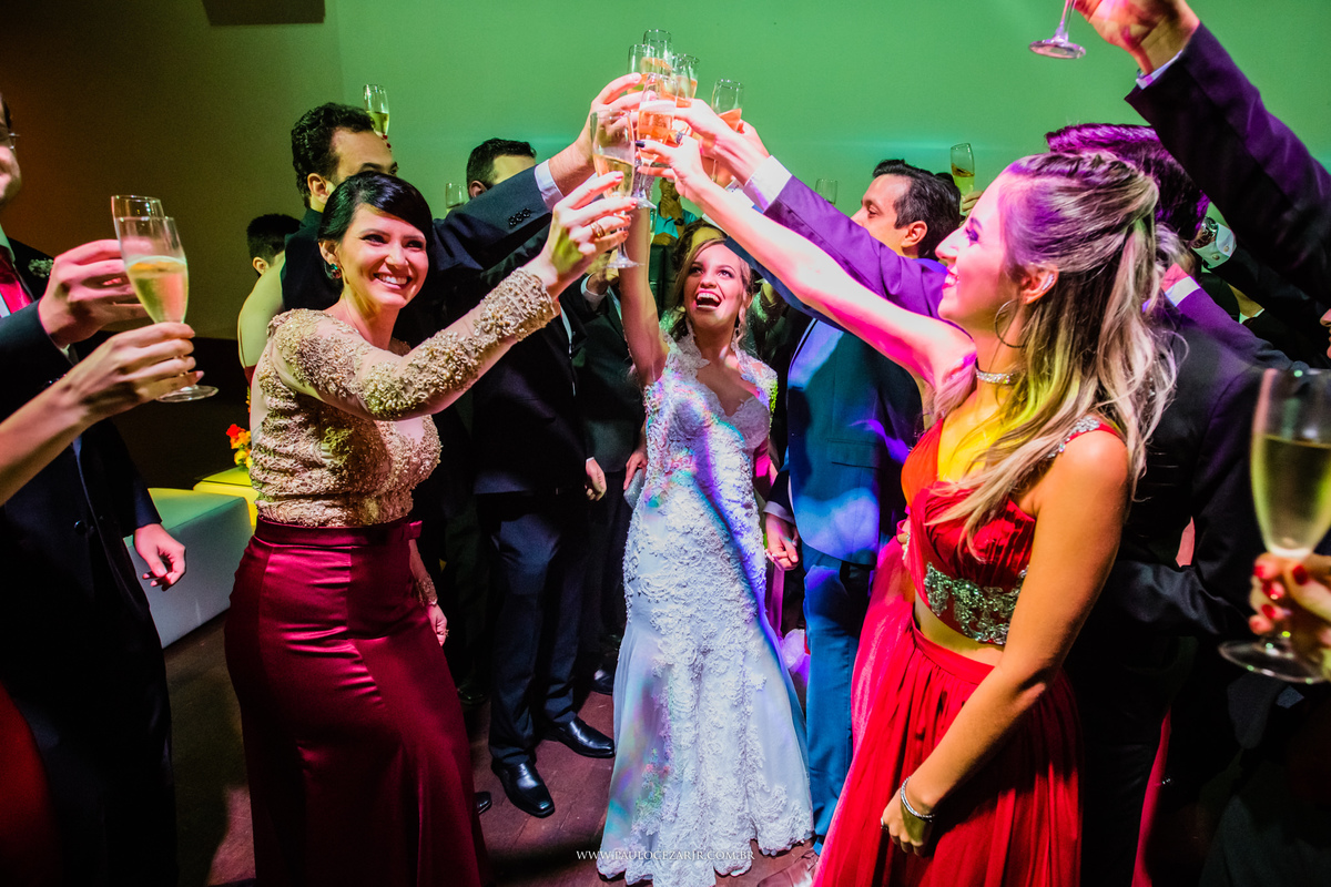 Casamento; noiva; noivo; São Paulo; ar livre; decoração; assessoria; núpcias; casório; cônjuge; esposo; rústico; 
padrinhos, madrinhas, roupas; fotógrafo; fotografia; wedding; vídeos, fotos; espaço; buffet; banda; 
fornecedores; vila verico; villa vérico;
