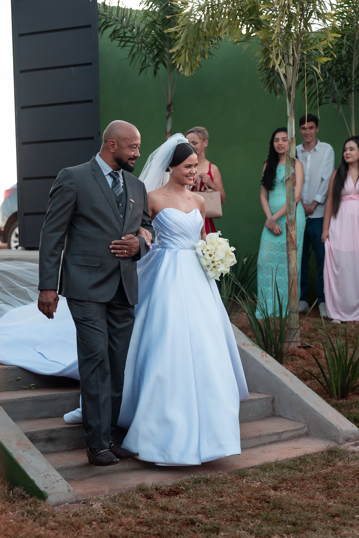 noiva-entrando-no-casamento-ao-entardecer