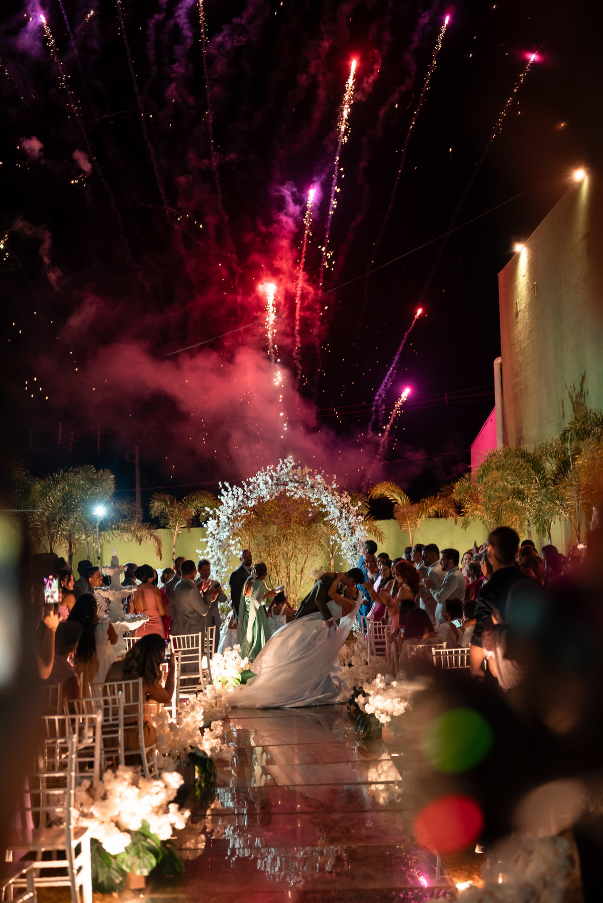fogos-de-artificio-na-saida-dos-noivos