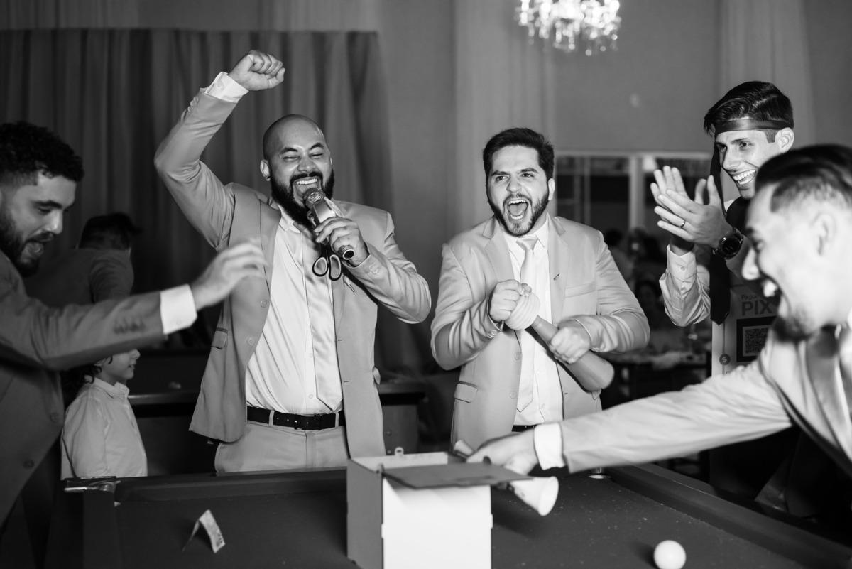 padrinhos-festejando-com-noivo