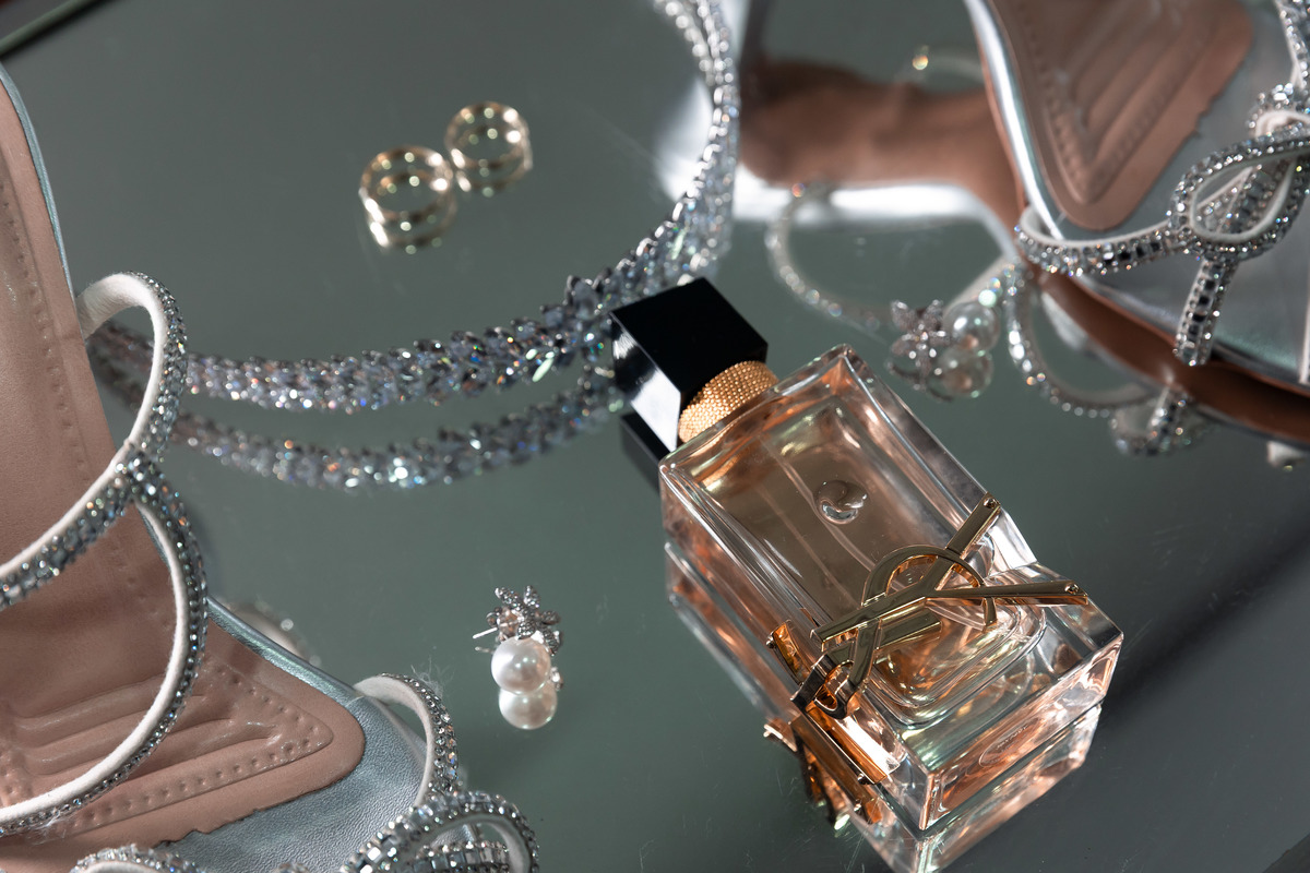 Makinf-off-da-noiva-fotografia-detalhes-perfume-brinco-coroa-calcado
