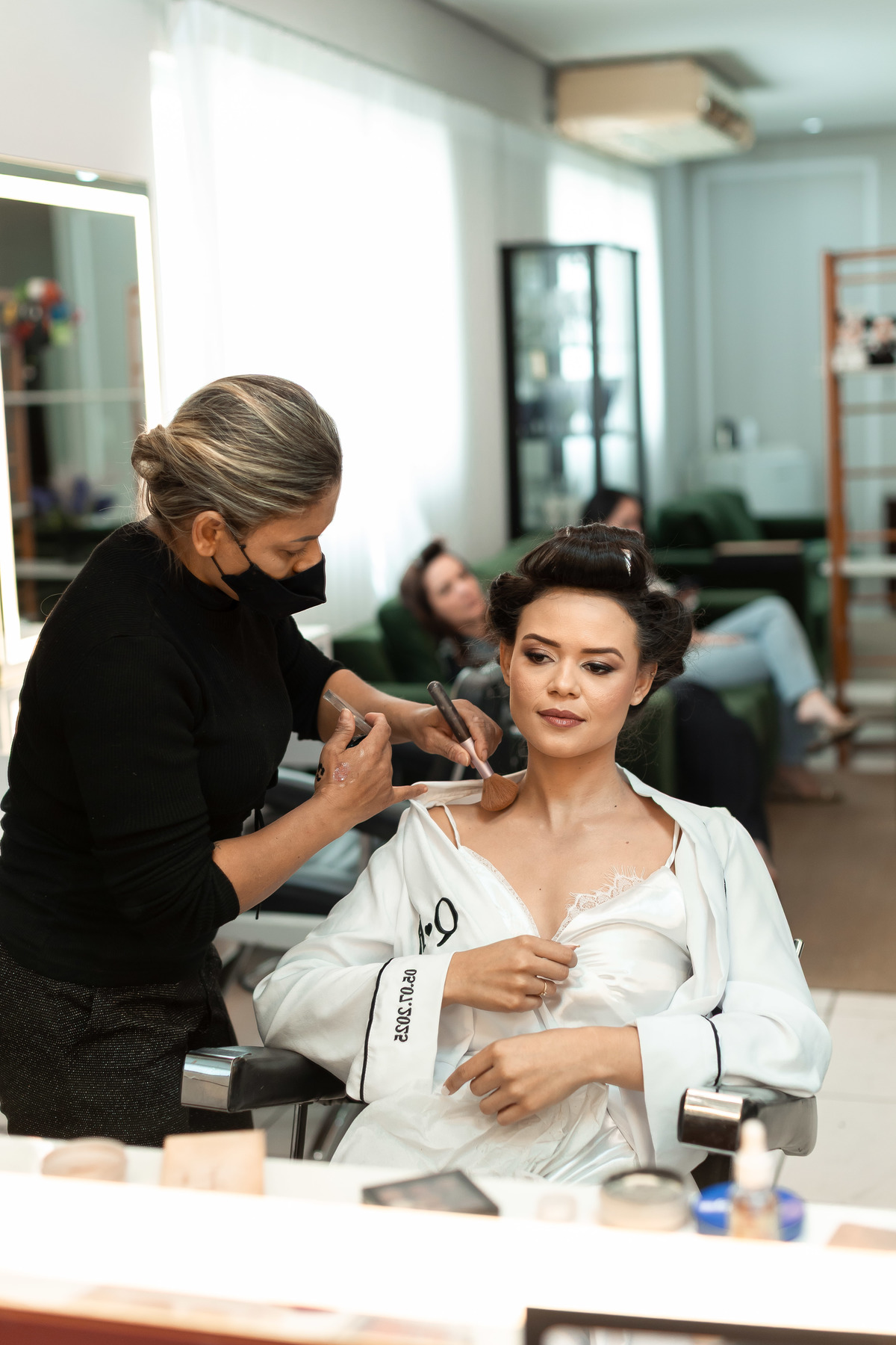 noiva-se-maquiando-no-salao-fatima-bastos-oficial