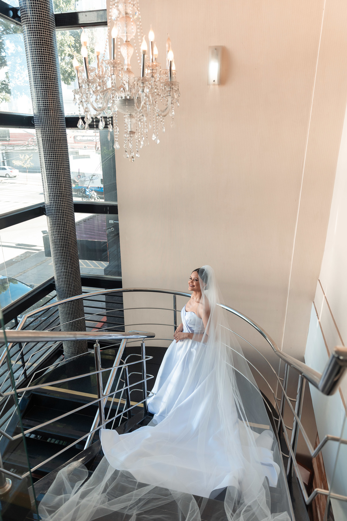 fotografia-de-noiva-pronta-para-o-altar-em-escadas-no-salao-fatima-bastos-oficial