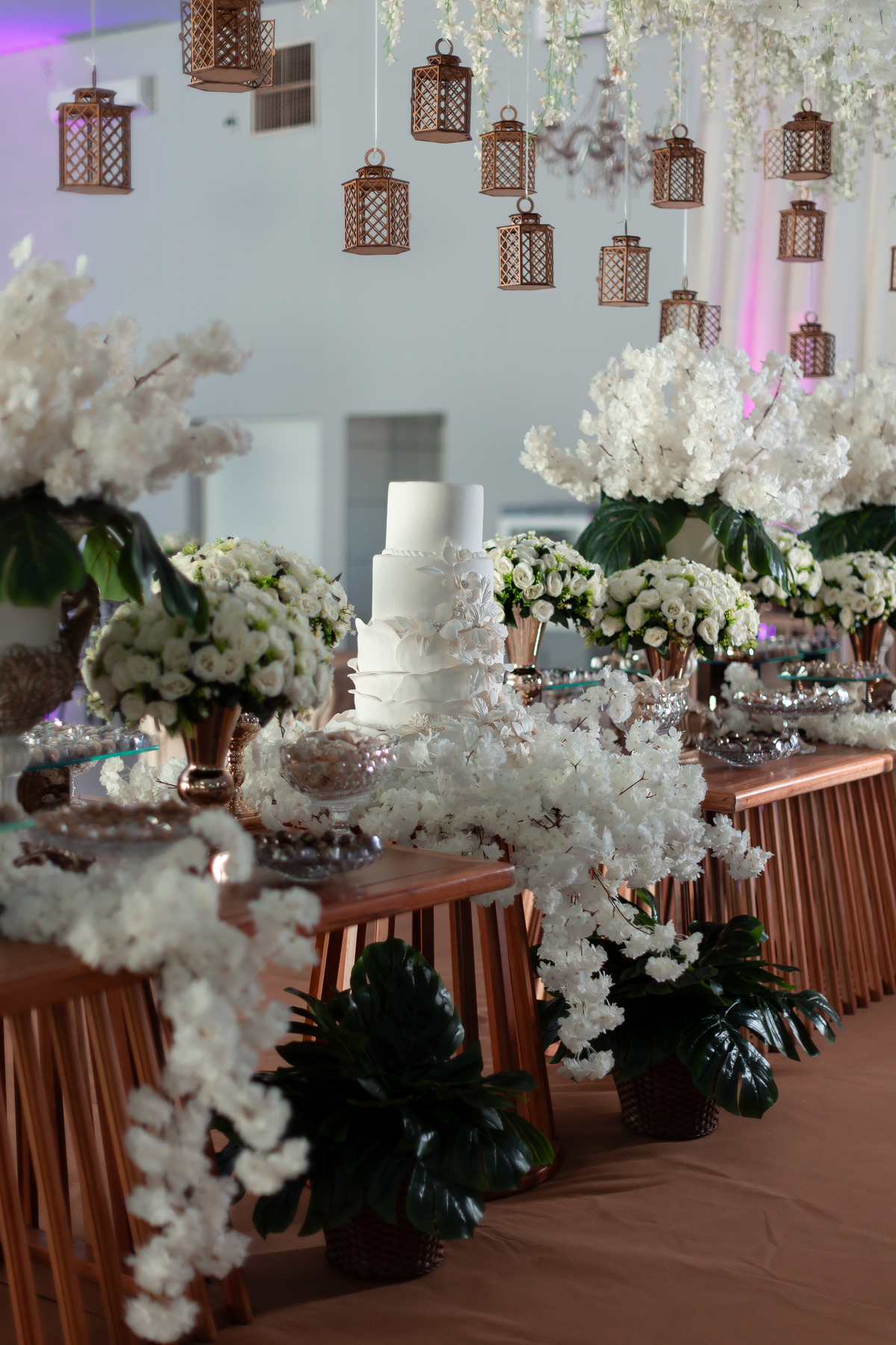 fotografia-mesa-de-bolo-de-casamento-com-flores-brancas