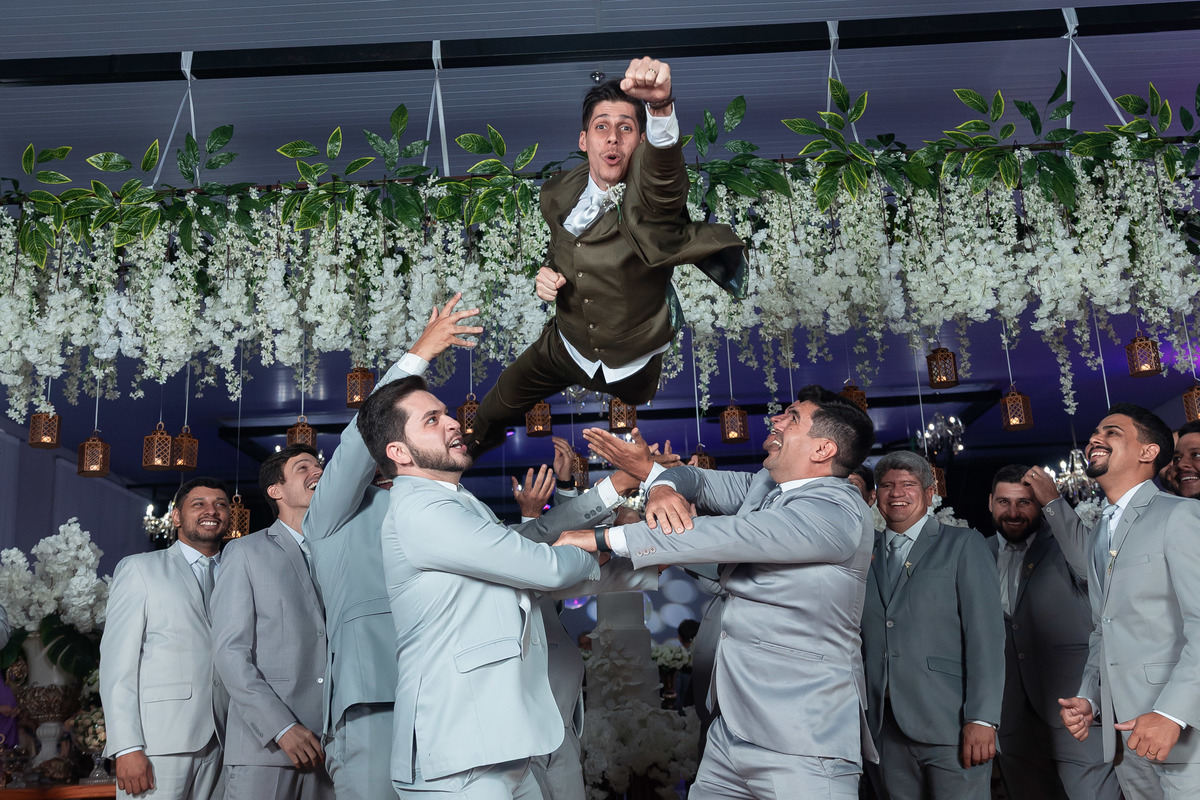 padrinhos-de-casamento-jogando-noivo-para-cima