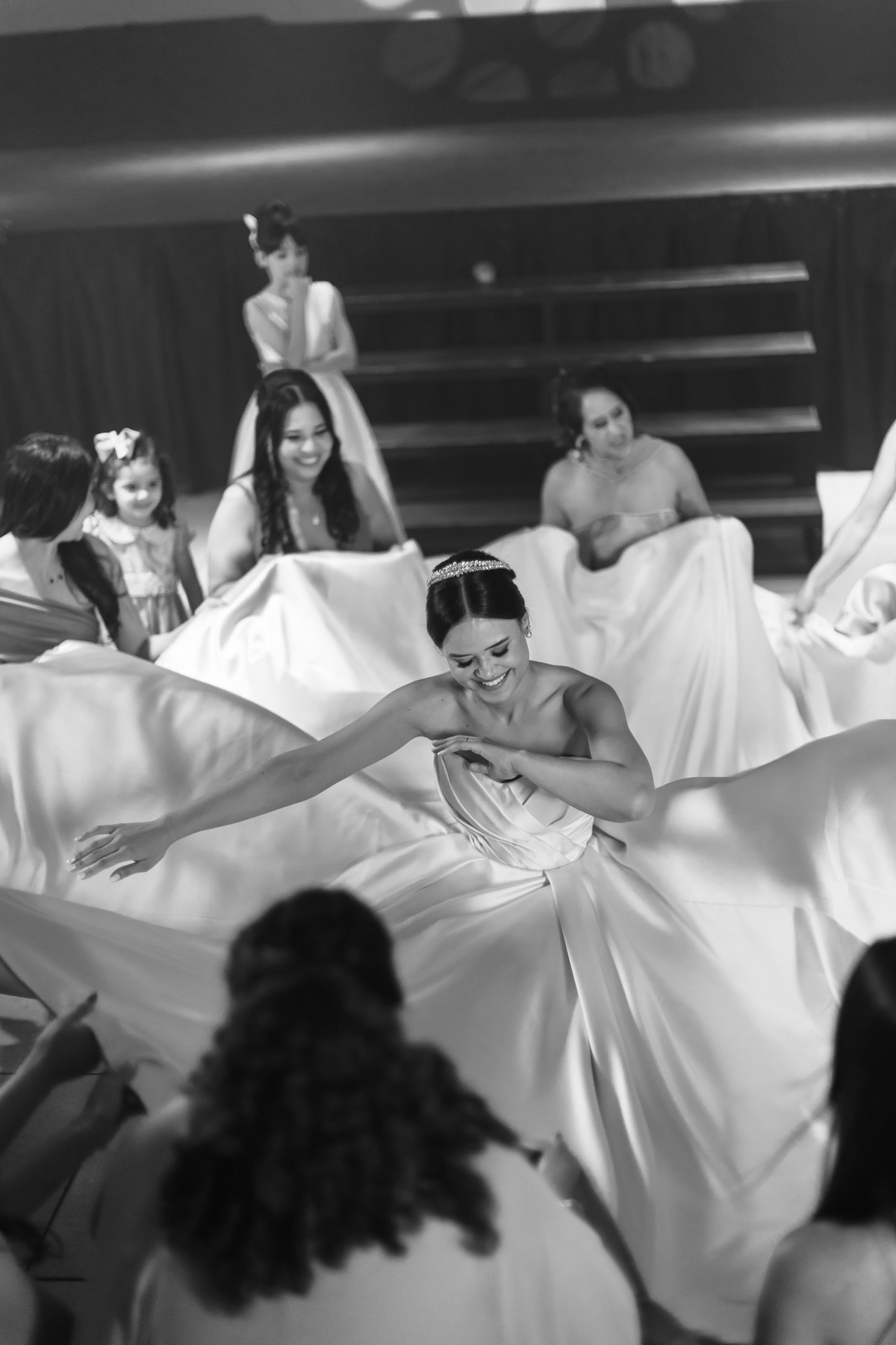fotografia-da-noiva-dancando-com-as-madrinhas-de-casamento