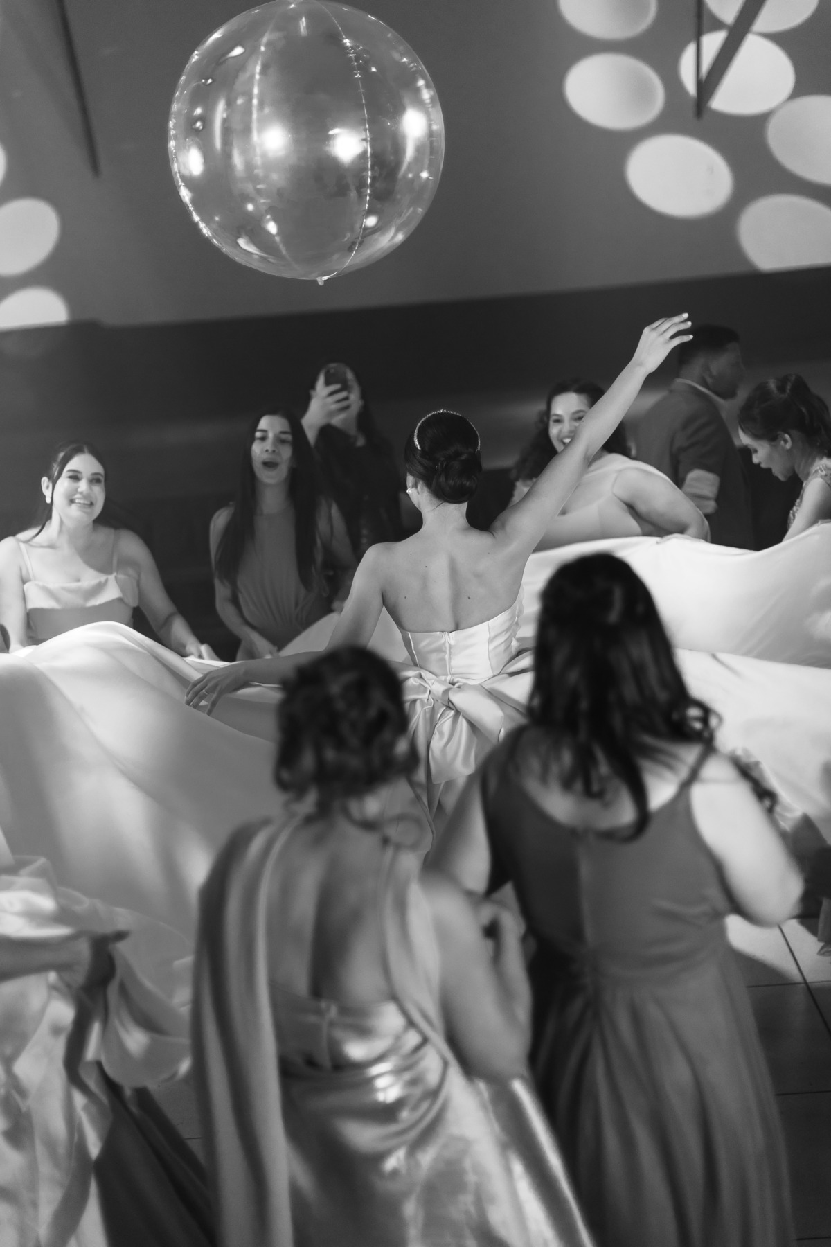 madrinhas-segurando-o-vestido-da-noiva