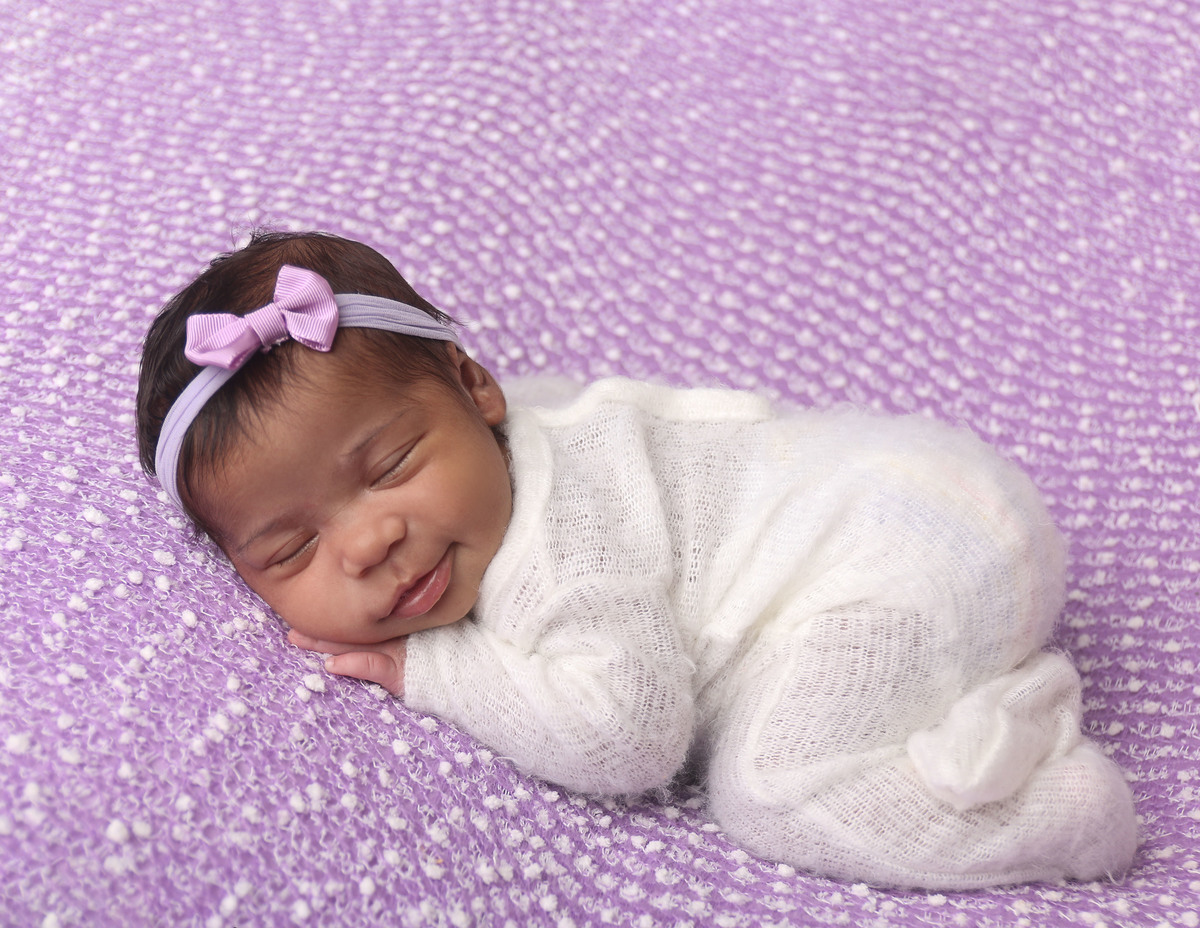 sorriso durante o ensaio newborn