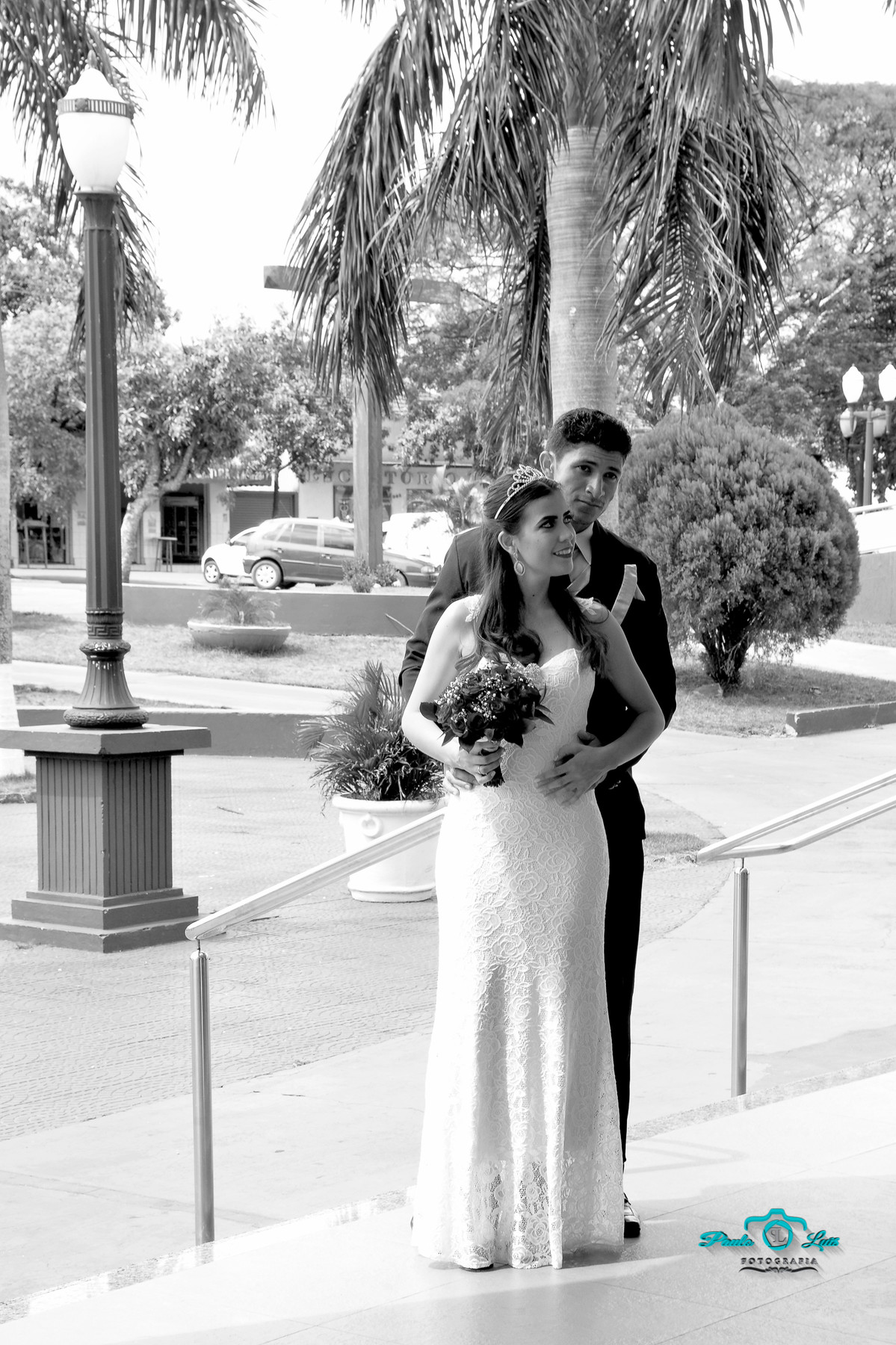 casal, na frente da igreja prontos pra entrar !