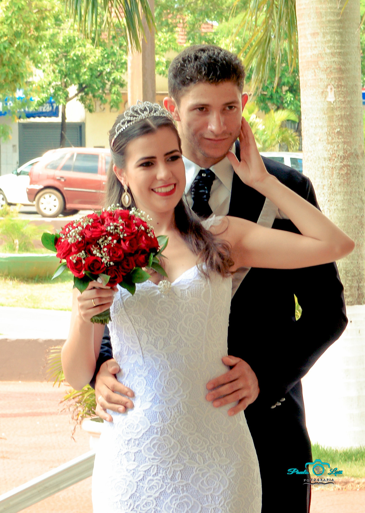 Camila fazendo um carinho no seu noivo Luciano