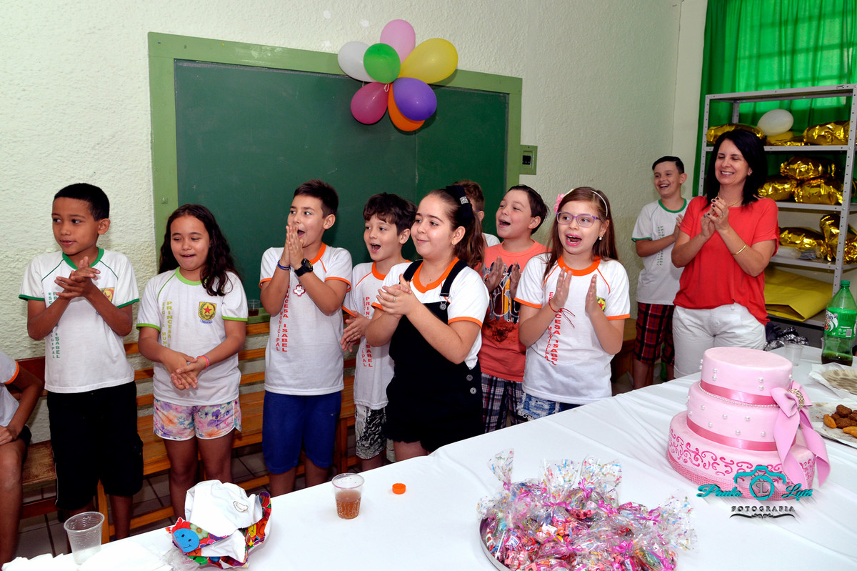 OS COLEGUINHAS DE SALA CANTANDO PARABÉNS PRA JULIA