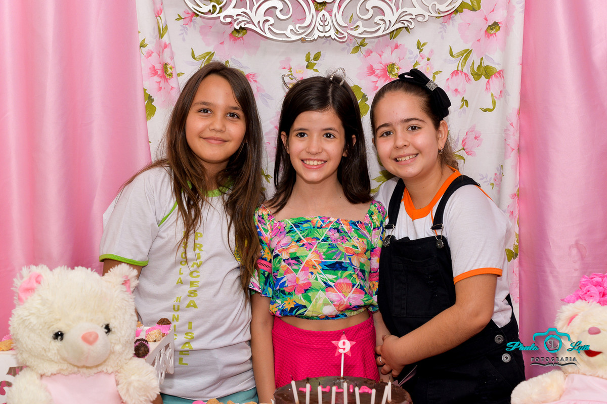 ANIVERSARIANTE JLIA ES SUA AMIGAS DE SALA !