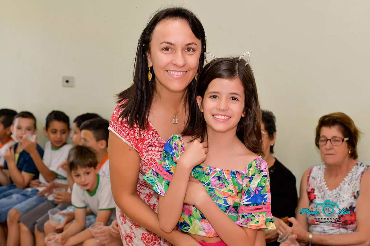 A DIRETORA DA ESCOLA PRINCESA ISABEL E  A ANIVERSARIANTE JULIA