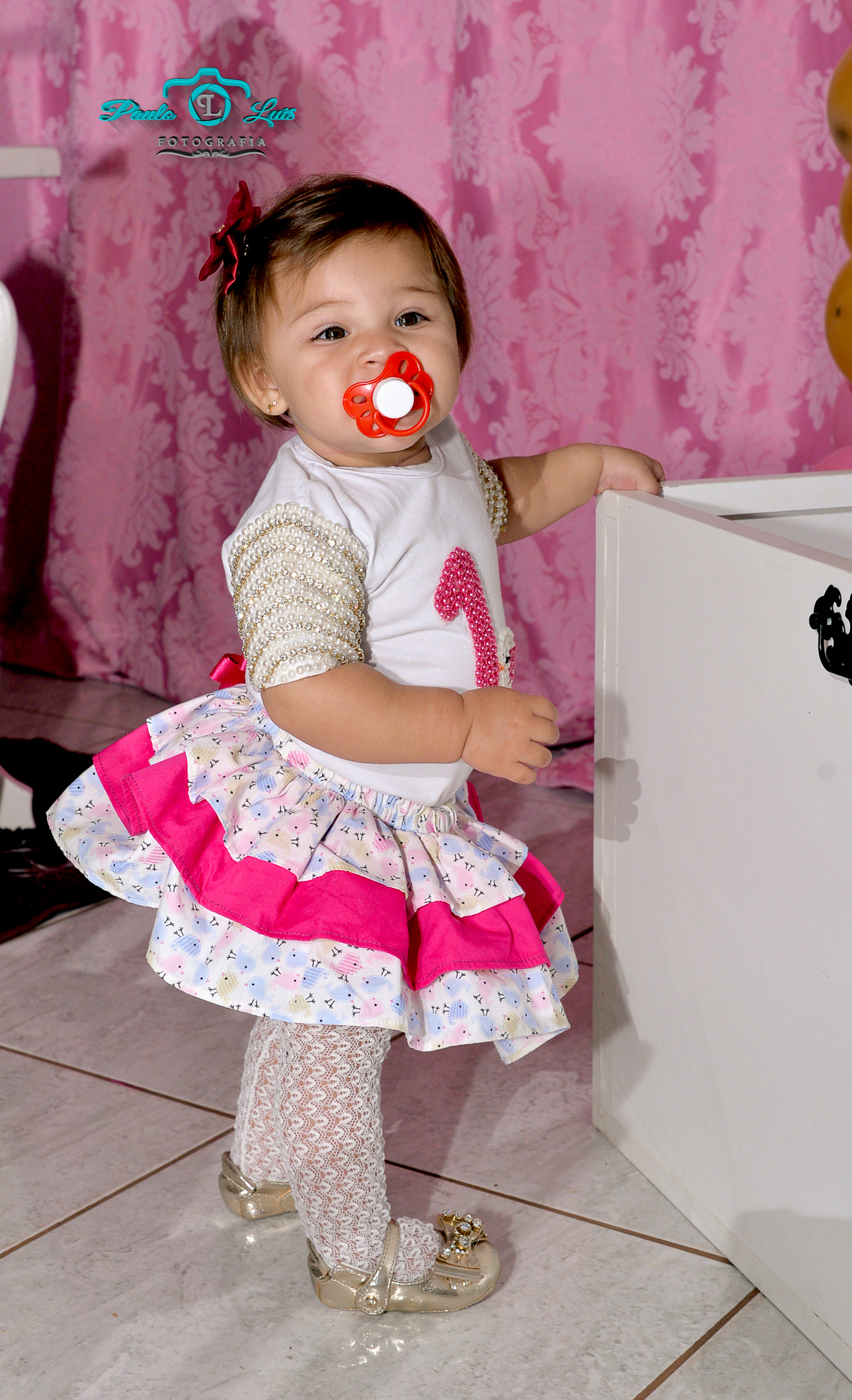 LINDA YASMIM COM SEU BAU DE PRESENTES 