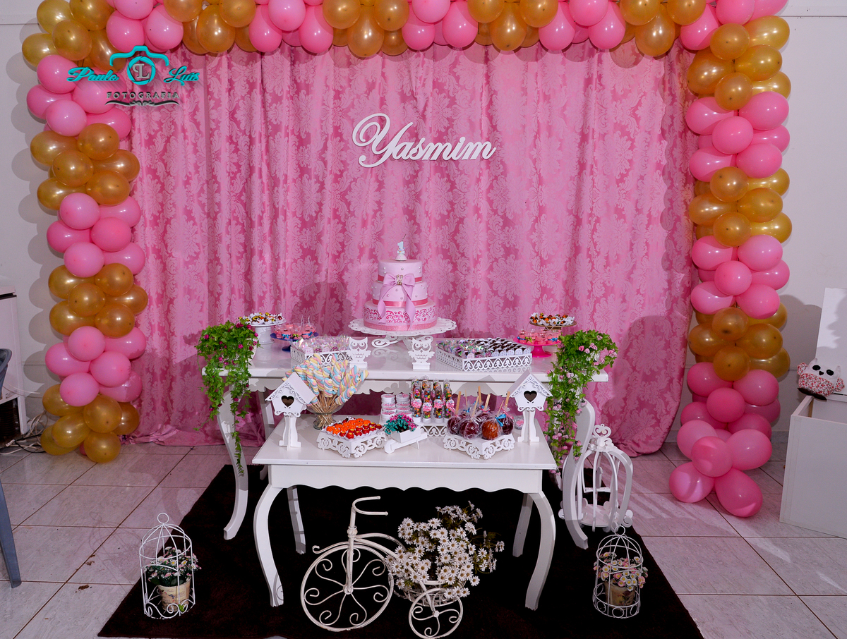 O LINDO PAINEL COM A MESA DO BOLO