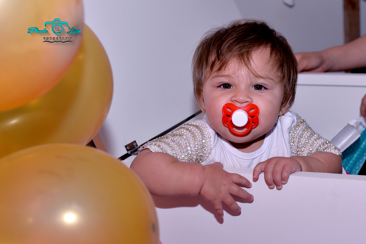 YASMIM DENTRO DO BAU DE PRESENTES 