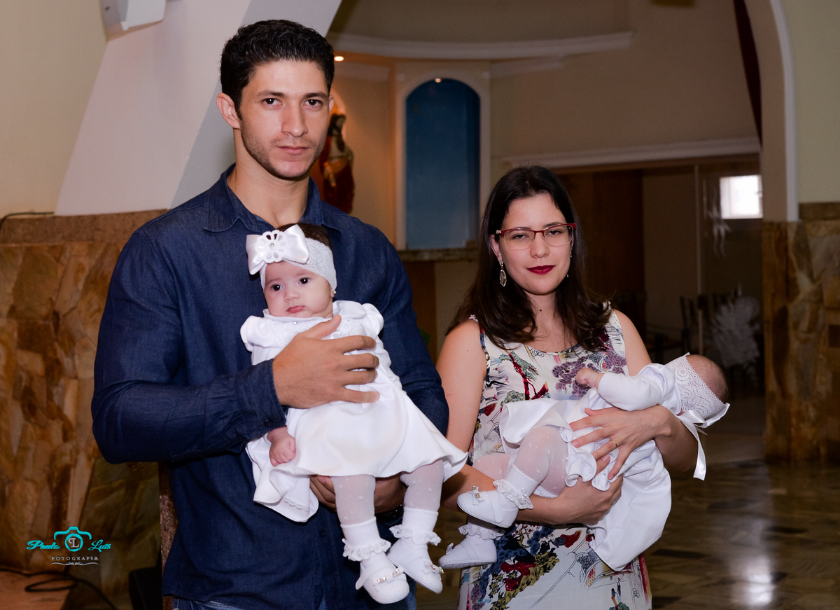 PAPAI LUCIANO E MAMÃE CAMILA COM SUAS FILHAS NO COLO