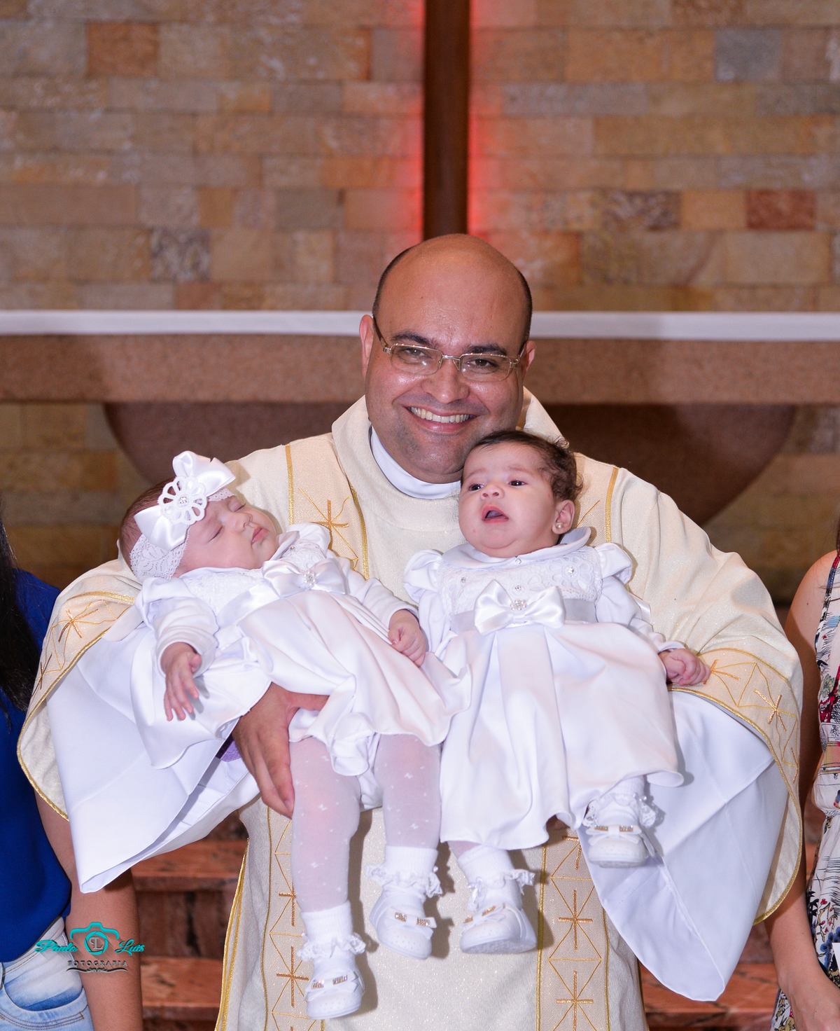 O PADRE COM BIANCA E LÍVIA NO COLO